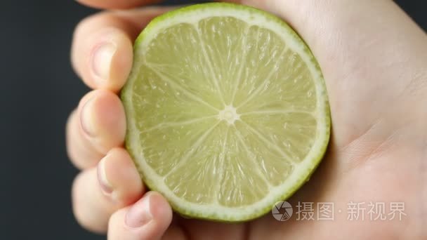 女手挤柠檬汁视频