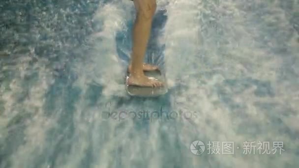 人们练习冲浪它的一个 aquapark, 极端运动员在 shortboard, 冲浪板上波浪吸引力, 快乐的运动的人, 在船上关