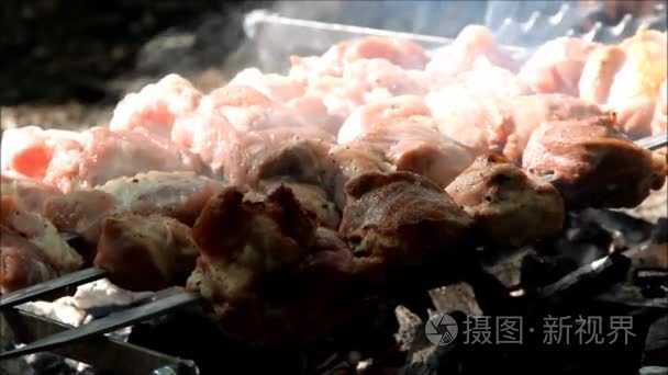 肉被烤了热煤