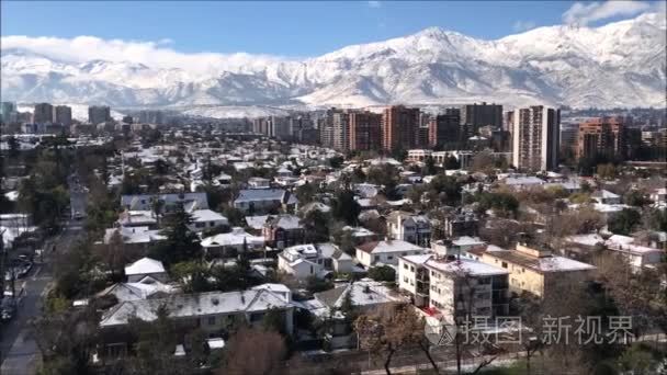 在智利圣地亚哥山雪后的鸟瞰图视频