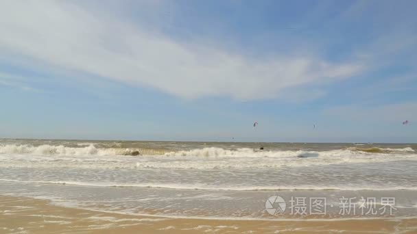 风筝冲浪。北海的海浪是在沙滩上。海的背景