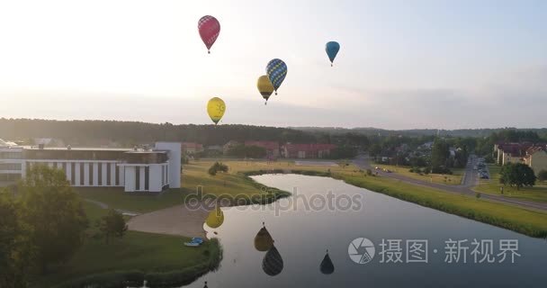 对绿色的土地和河流空气气球视频