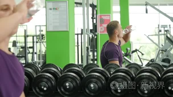 年轻英俊的肌肉男人喝水视频