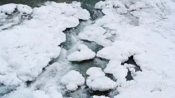 山区河流流经冰冬季景观视频