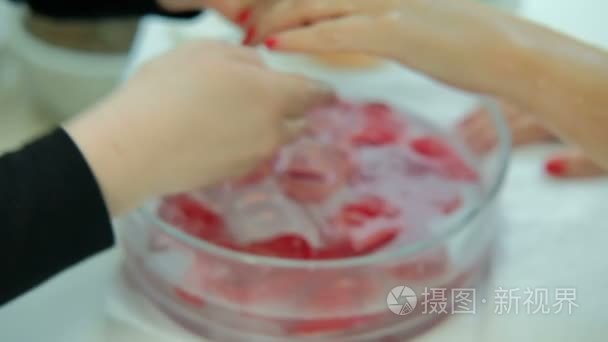 修指甲师傅用清水冲洗客人的手视频