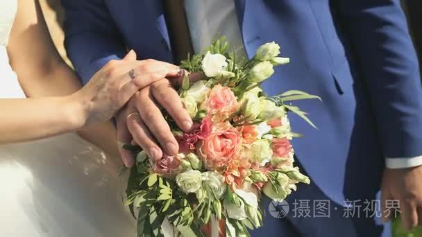 新娘和新郎的结婚戒指的手视频