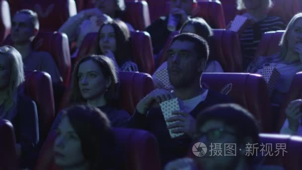 一群人都吓得一边看恐怖电影放映会在电影院看电影