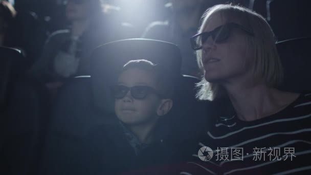 有孩子的家庭看 5d 电影放映会在看电影的时候有乐趣