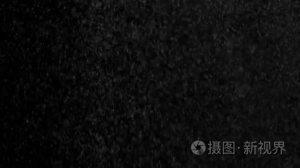 水蒸汽在黑色背景上的微粒视频