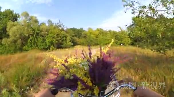 女子骑着一辆自行车用一束鲜花视频