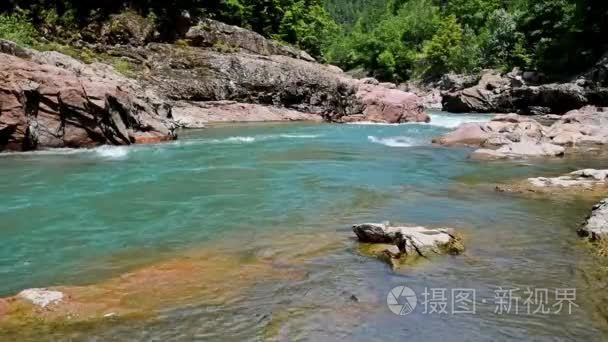 夏日风景与山区河流视频