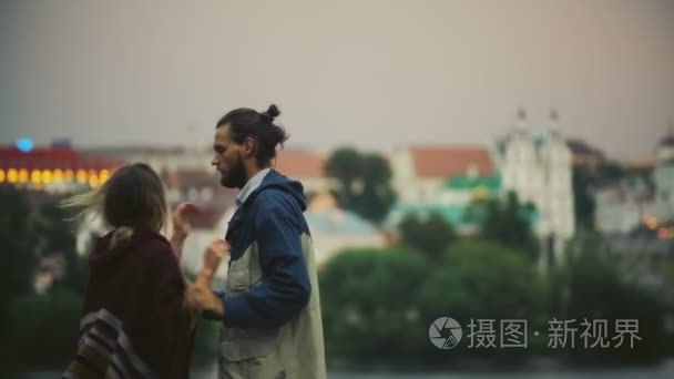 年轻快乐的夫妇在市中心散步日落。时尚的男人和女人拥抱  接吻  一起玩乐