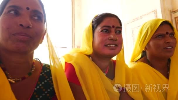 传统的印度妇女在纱丽服装视频
