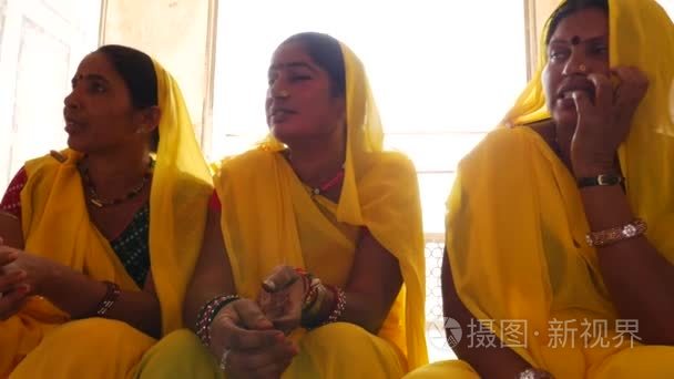 传统的印度妇女在纱丽服装视频