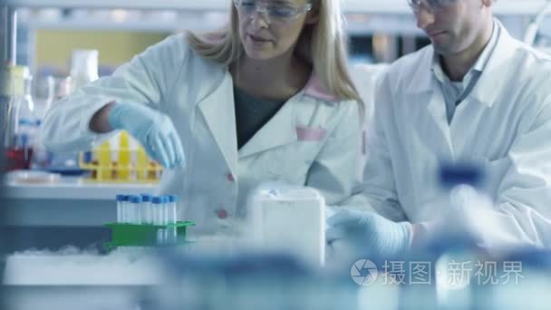 两位科学家把测试管放入液氮在实验室