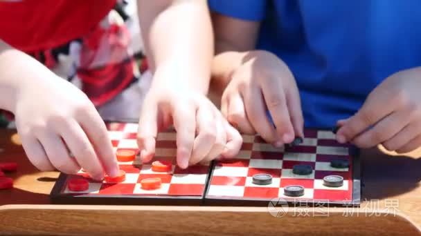儿童手玩跳棋的性质视频