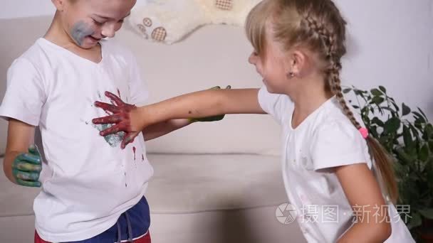 两个小朋友在对方涂抹油漆视频