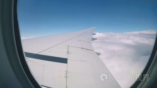 从一个窗口中一架飞机云游戏中时光倒流