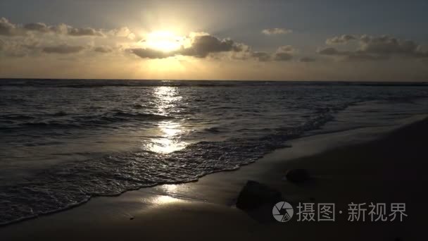 辉煌的日落在地中海海滩视频