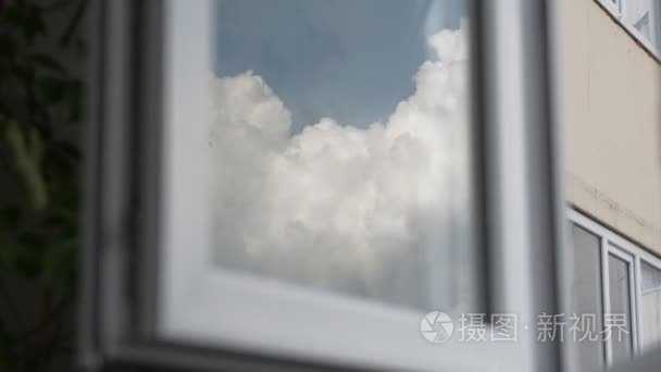 反映在窗口中移动的云
