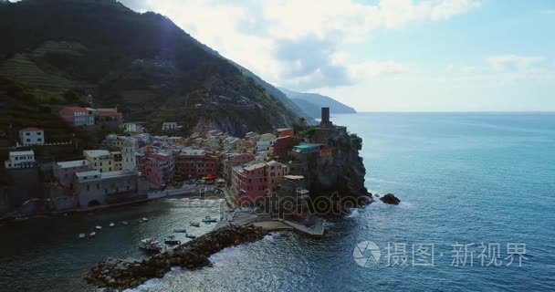 论旅游地标目的地 Vernazza，地中海小城，五渔村国家公园，利古里亚，意大利的鸟瞰图。太阳和云的早晨。4 k 空中无人驾驶轨