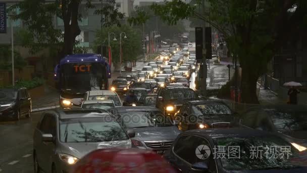 在下雨天的香港市视频