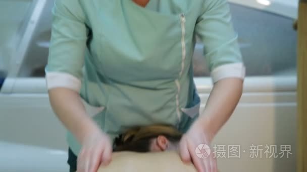 男按摩师做按摩水疗沙龙的女人视频