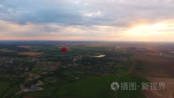 热气球在域上的天空视频