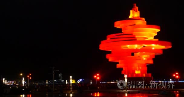 青岛中国七月 12，20174 k，青岛五四广场在晚上，可能风雕塑