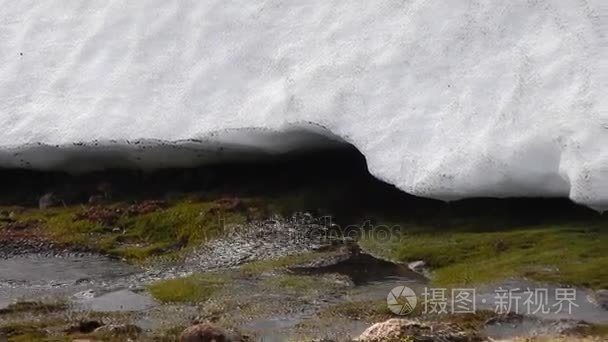 冰冷的河水在小溪从融化的冰山视频