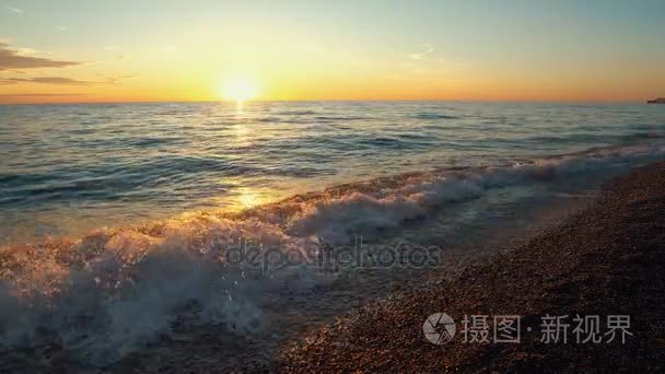 日落的天空和大海的波浪视频