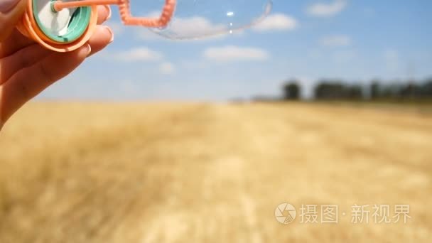 女孩膨胀肥皂泡泡在慢动作特写视频