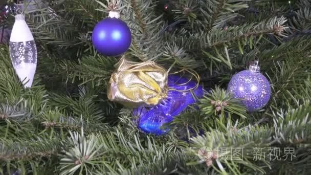 礼品袋隐藏在新的一年的树枝上视频