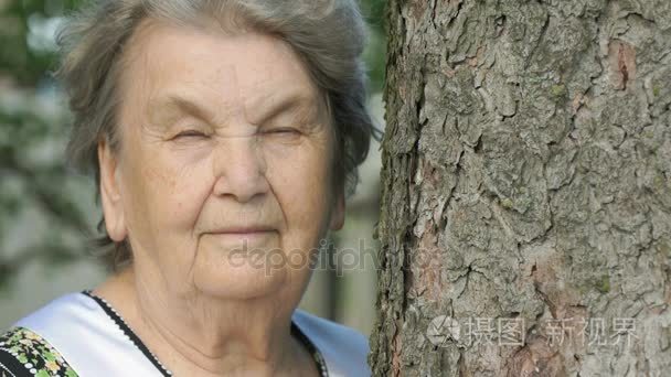森林的严重老老年妇女的肖像
