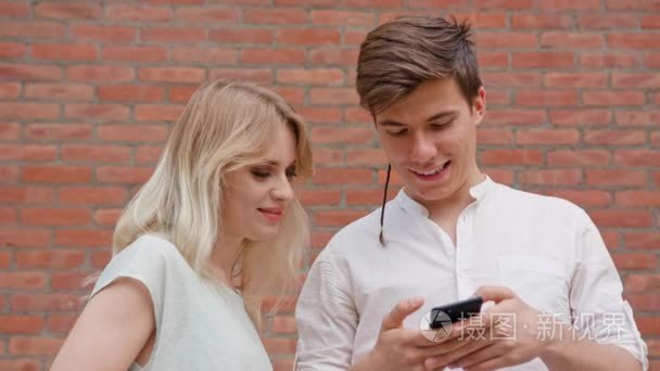 一对年轻夫妇使用户外移动通话视频