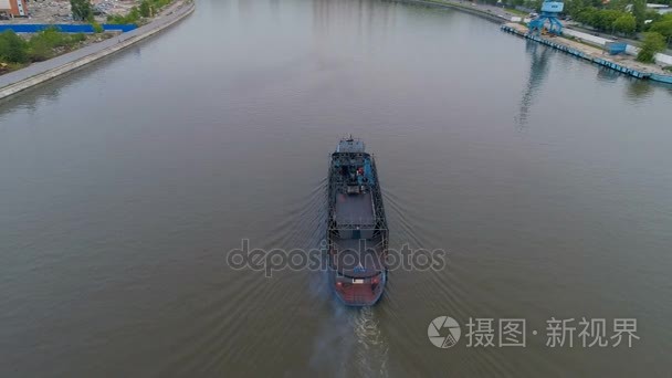 大货船航行的莫斯科河视频