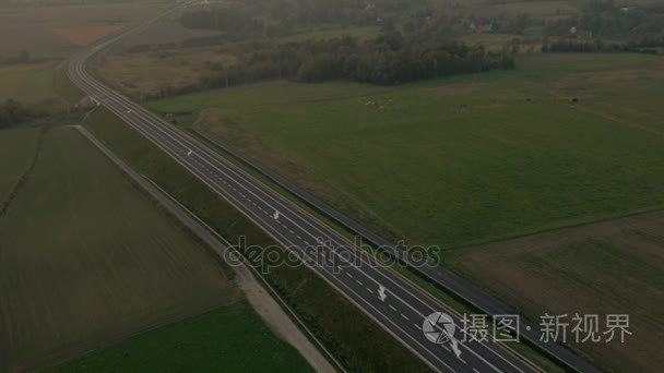 一条高速公路的航拍镜头