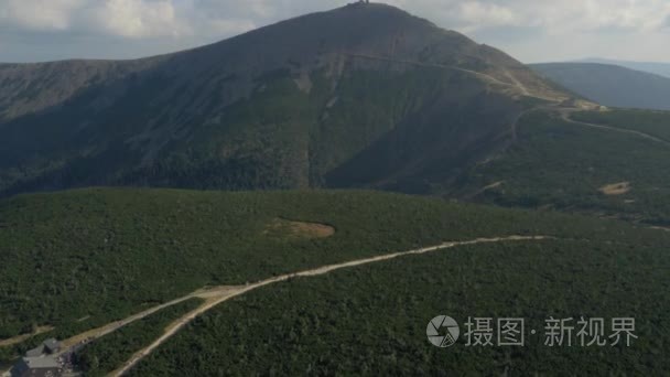 一条高速公路的航拍镜头