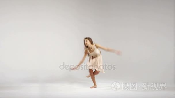年轻的芭蕾舞演员在彩排练习视频