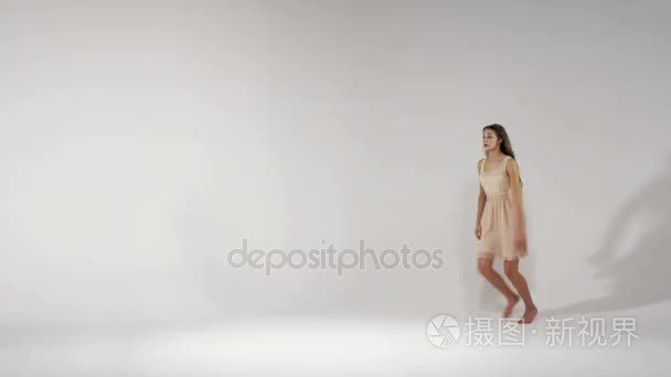 年轻的芭蕾舞演员在彩排练习视频