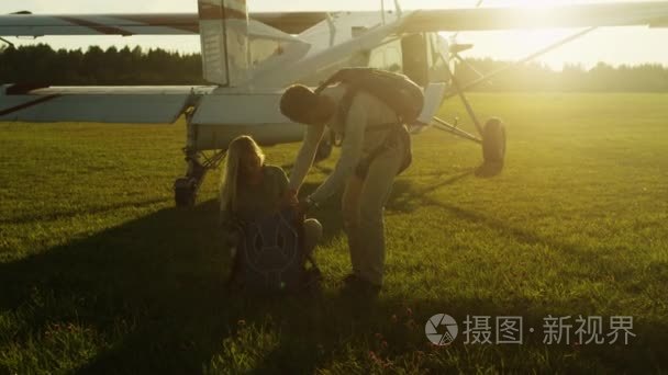 人帮助给女孩穿上降落伞前飞行视频