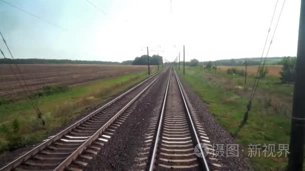 在夏天中向前运动的铁路视频