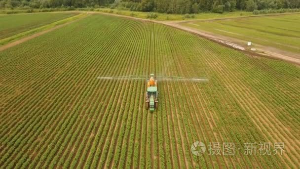 拖拉机喷施肥料领域视频