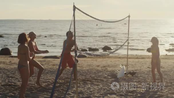 年轻人在玩沙滩排球在夕阳光组。慢动作 60 Fps