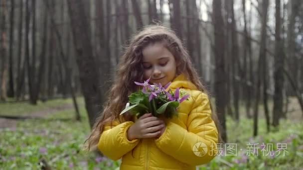 一束森林鲜花的女孩视频