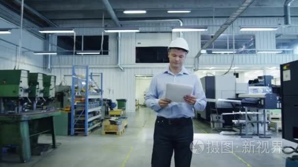 工程师在安全帽是步行通过工厂视频