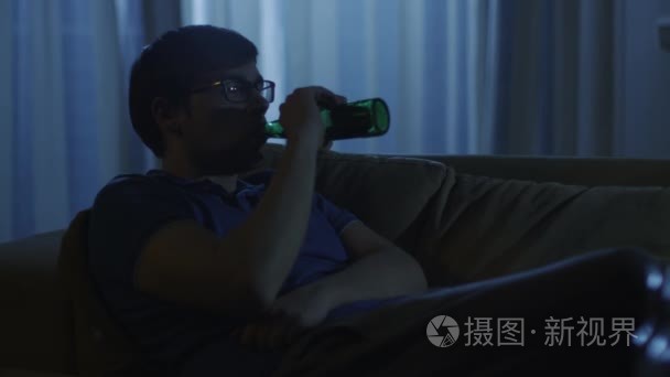 人是看电视和喝啤酒，晚上 2