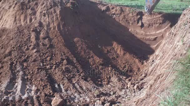 挖掘机在现场挖掘地球的关闭视频