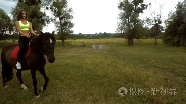 年轻可爱的女孩骑上马背的圆圈视频