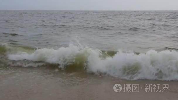 大海浪在慢动作石海滩上视频